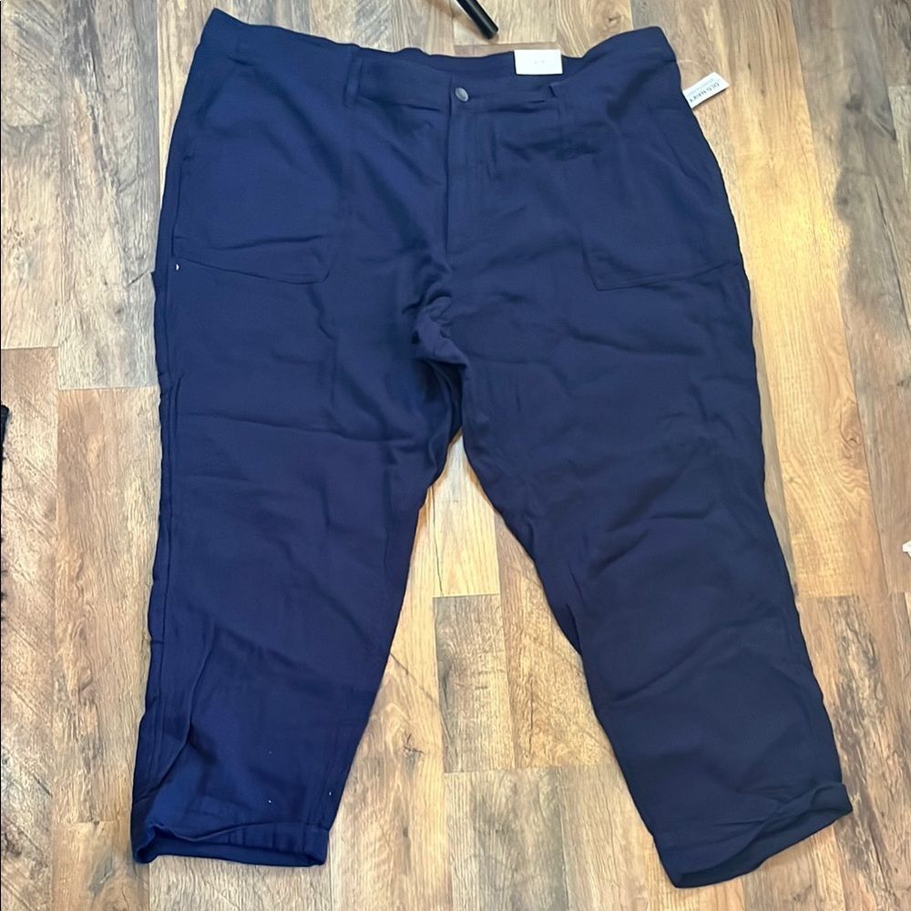 Old Navy high rise cargo Pants in navy blue, 100% cotton. Size 26 NWT